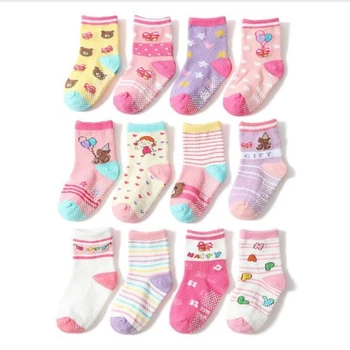 Продажбите на едро на 24 чифта детски чорапи от памук, новите Модни Памучни чорапи за момичета с анимационни модел, Чорапи с шарени Мути