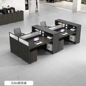 Минималистичное комбинация от офис маси и столове, модерни екрани, офис столове за четирима, работни места финансов персонал.