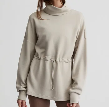 Нов дамски пуловер с дълги ръкави през зимата изглежда хармонична, както яке за фитнес с дълги ръкави - просто.