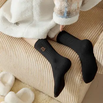 Спортни чорапи, дамски чорапи с бродерия букви, меките топли нескользящие ежедневни чорапи на пода, за усвояване на пот, контрол на миризмата.